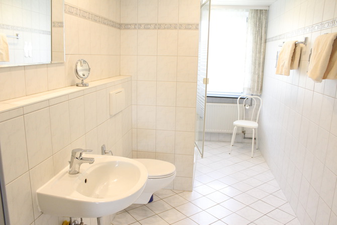 Ferienwohnung in R&uuml;ting - Urlaub mit Hund bei Anders - gro&szlig;es Duschbad