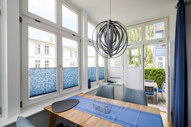 Ferienwohnung in K&uuml;hlungsborn - Ostsee-Domizil Sandburg - Wintergarten, Blick zur Terrasse
