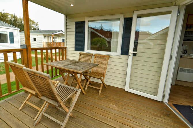 Ferienhaus in Pelzerhaken - Mobilheim Pacifique im Ferienpark AM WALDRAND - Terrasse mit Sitzm&ouml;beln