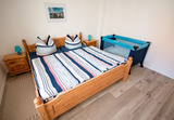 Ferienwohnung in Niendorf/Ostsee - Haus Edda FeWo Schwalbennest - Schlafzimmer 1 mit Babybett und Wickeltisch