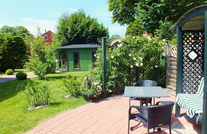 Ferienwohnung in Prerow - Kl&ouml;nhus Prerow - eigene Terrasse an der Rosenhecke