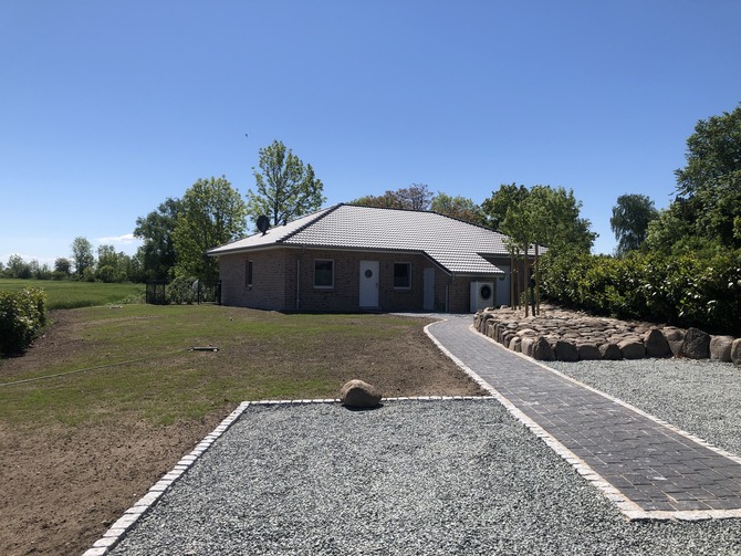 Ferienhaus in Fehmarn OT Gammendorf - Feriendomizil SeeSand 2 - Vorderansicht mit Parkpl&auml;tzen